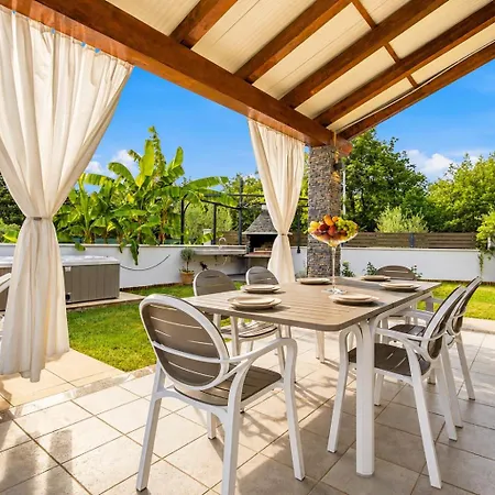 빌라 Villa Dana Porec - Luxury Oasis With Pool & Whirlpool, 6 Min To The Sea