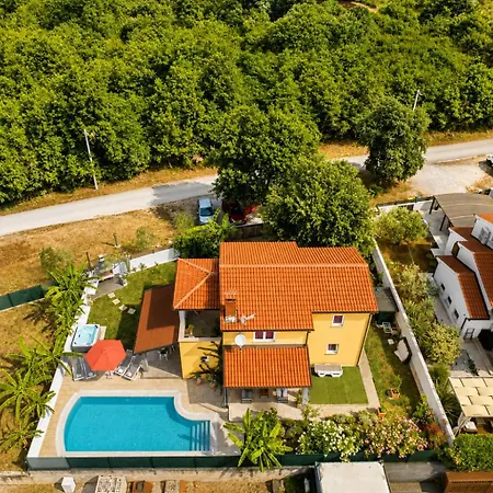 Villa Dana Porec - Luxury Oasis With Pool & Whirlpool, 6 Min To The Sea 포레치