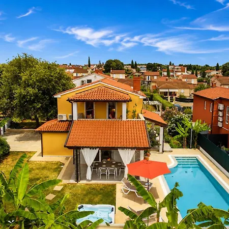 Villa Dana Porec - Luxury Oasis With Pool & Whirlpool, 6 Min To The Sea 빌라 *