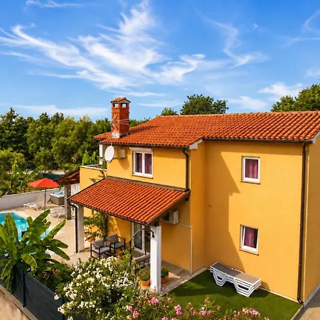 Villa Dana Porec - Luxury Oasis With Pool & Whirlpool, 6 Min To The Sea 빌라 *